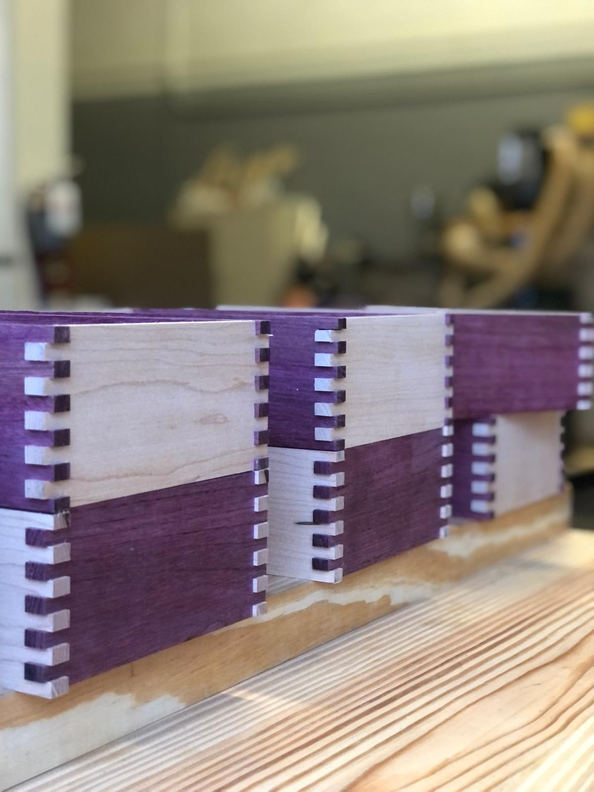 Cajas de madera de maple y purpleheart con uniones de dedo cortadas en CNC