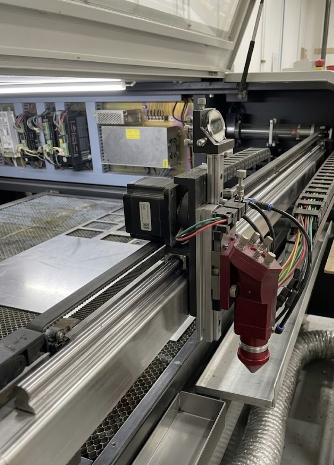 Cabezal láser y electrónica de una CNC durante el mantenimiento