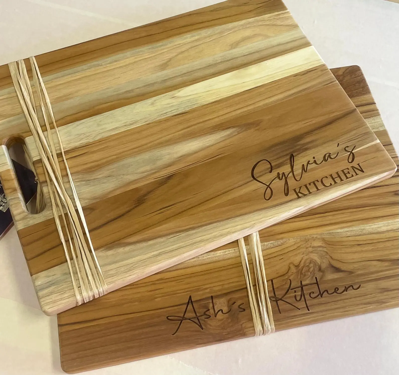 Tablas de madera de teca grabadas con nombres personalizados